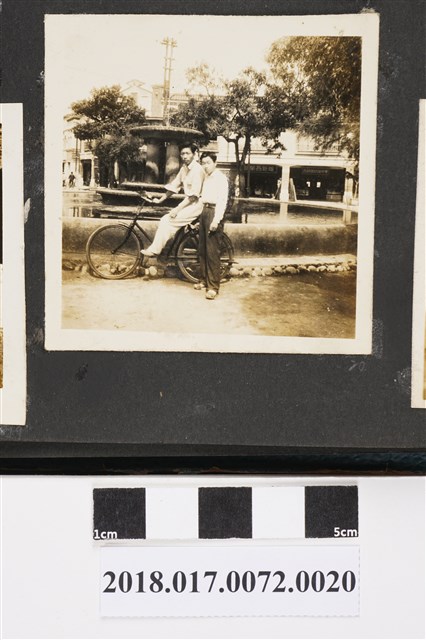 林坤佐與一男子合影於圓環噴水池前 (共2張)