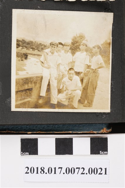 林坤佐與五名同學合影於橋上 (共2張)