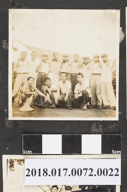 林坤佐與同學們合影 (共2張)