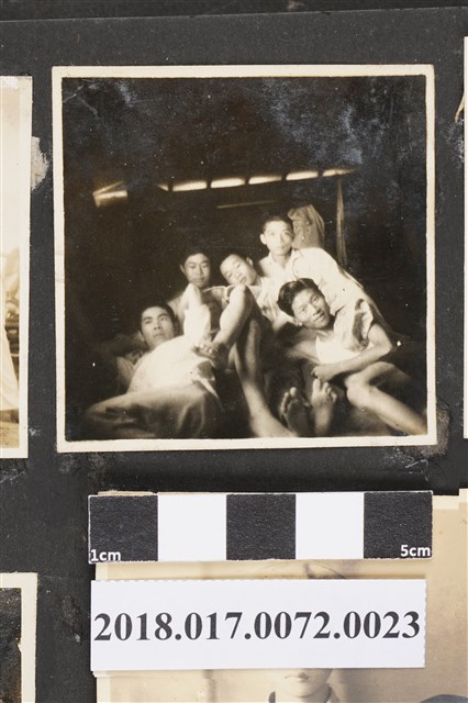 林坤佐與四名同學合影 (共2張)