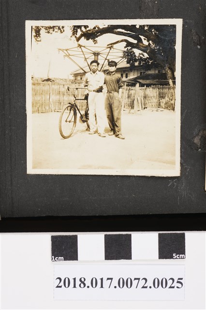 牽腳踏車男子與男學生合影 (共2張)