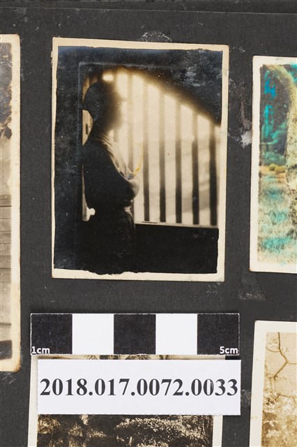 某男學生站於窗前 (共2張)