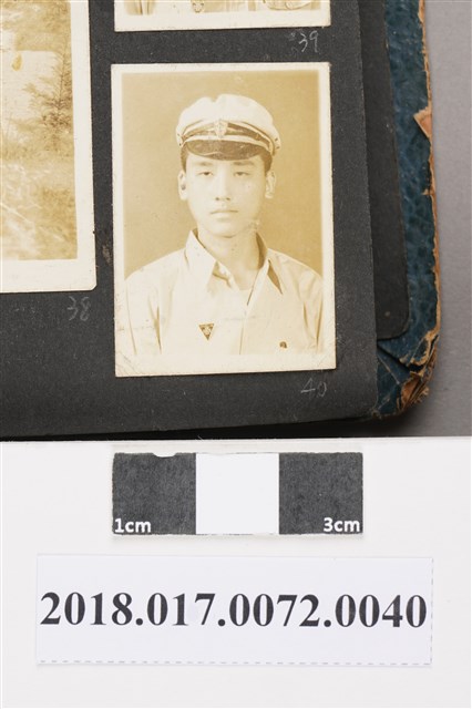 戴帽男學生 (共2張)