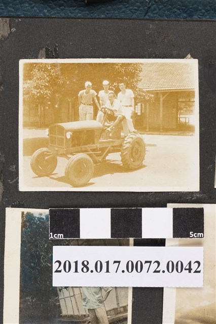 四男於農耕機上 (共2張)