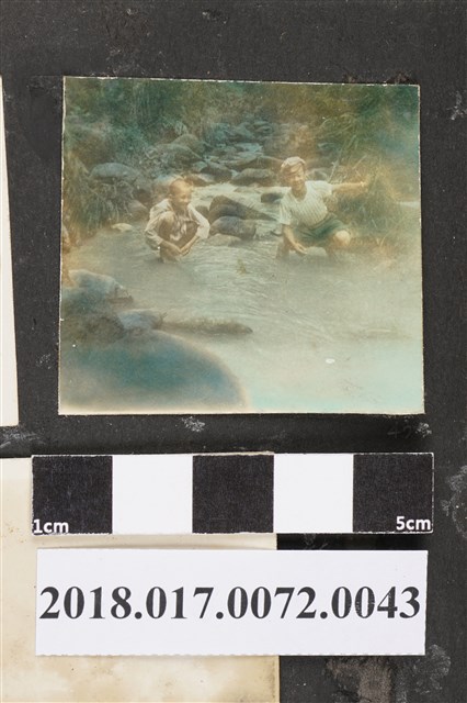 林坤佐與男童於溪邊戲水 (共2張)