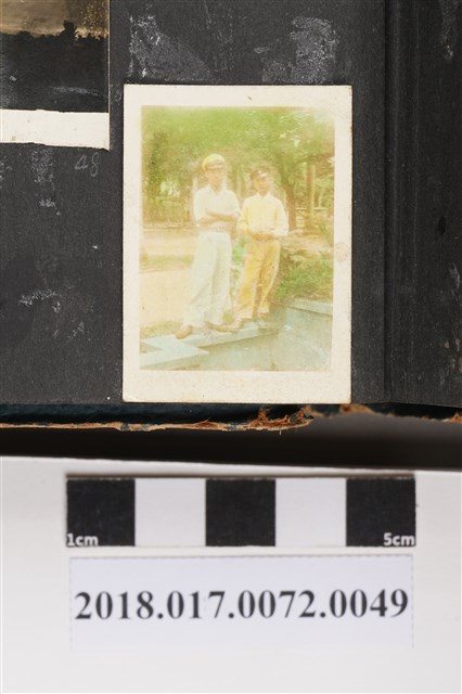 二男學生於公園 (共2張)