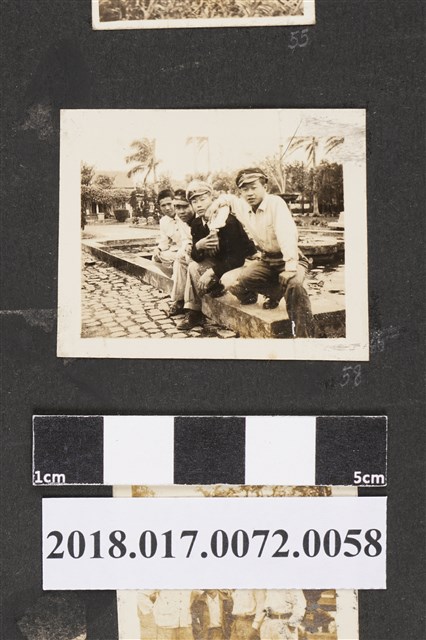 林坤佐與三名同學攝於嘉義公園 (共2張)