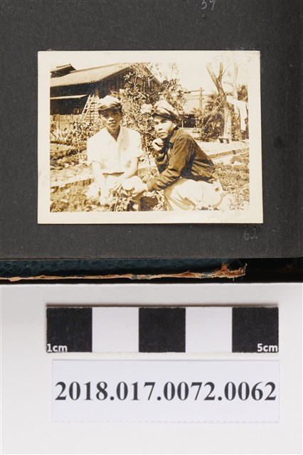 二名男學生攝於太平國校 (共2張)