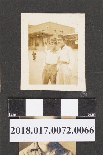 二名男學生攝於嘉義車站 (共2張)