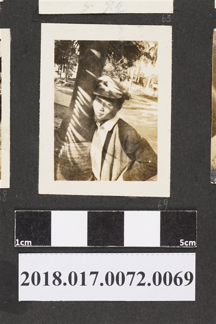 林坤佐於椰子樹旁 (共2張)