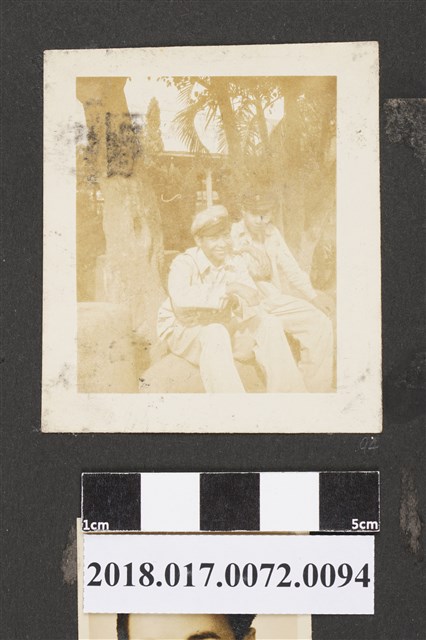 林坤佐與1名同學於校園 (共2張)