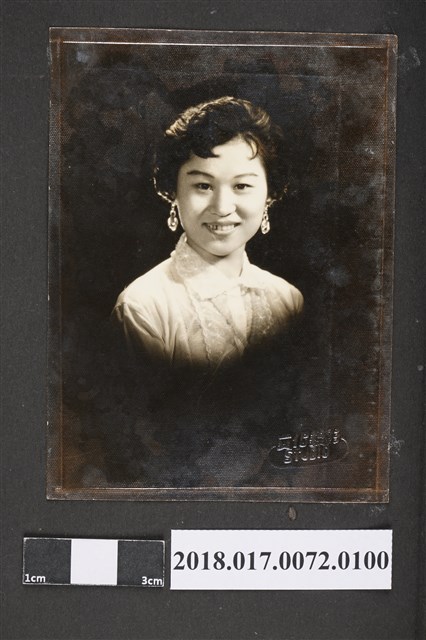 青年女子個人照 (共2張)