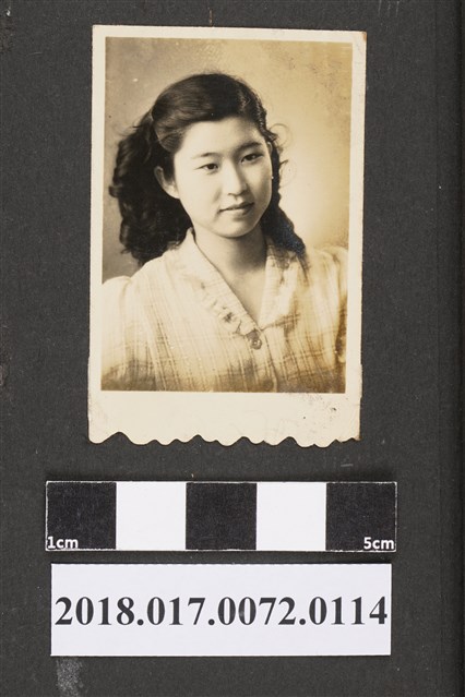 青年女子個人照 (共2張)