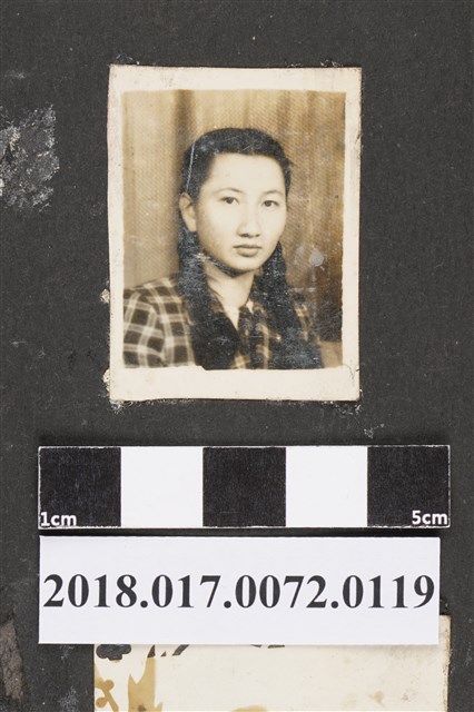 青年女子個人照 (共2張)