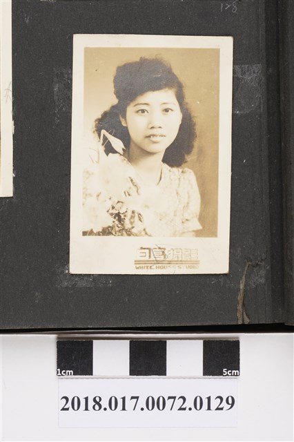 青年女子個人照 (共2張)