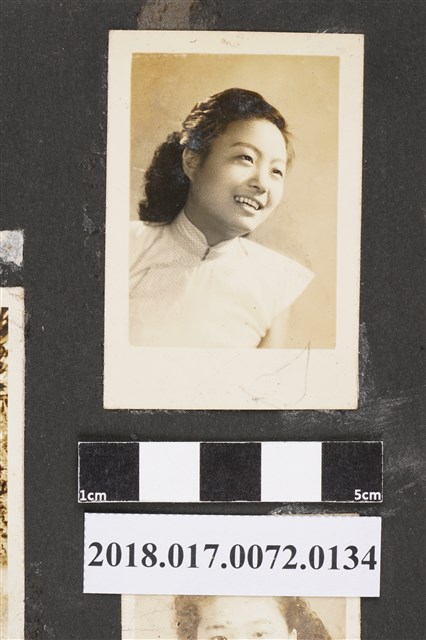 青年女子個人照 (共2張)