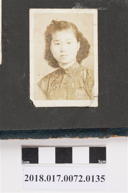 青年女子個人照 (共2張)