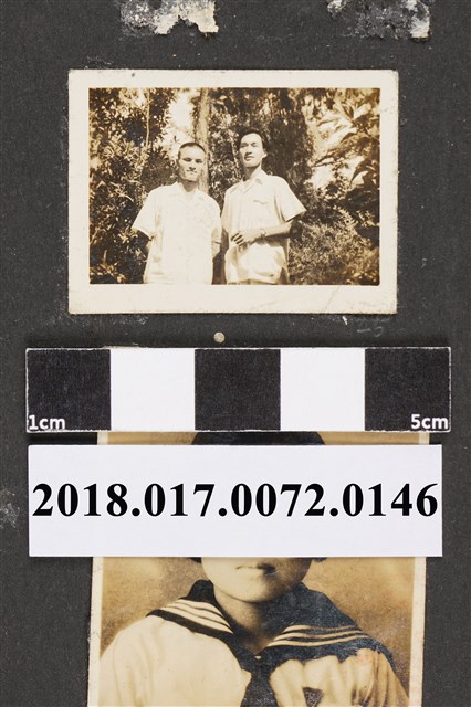 二男於樹林 (共2張)