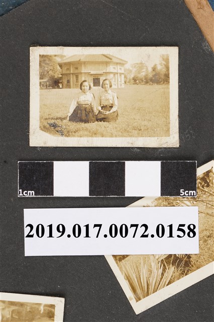 林何賽秋與蘇金鈴蹲坐於草地 (共2張)