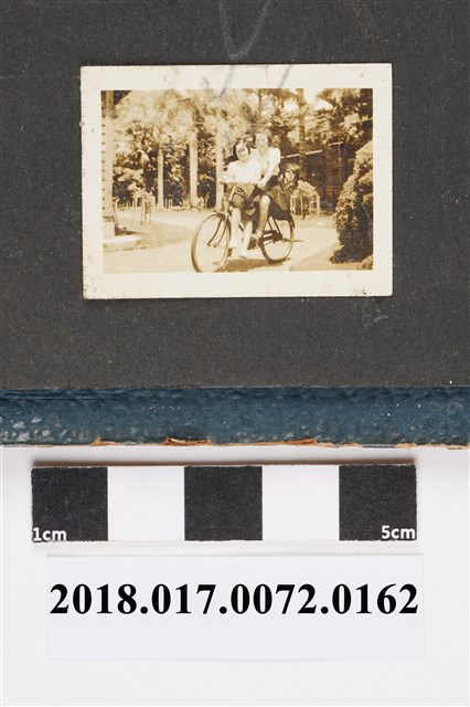 林何賽秋與同學共騎腳踏車 (共2張)