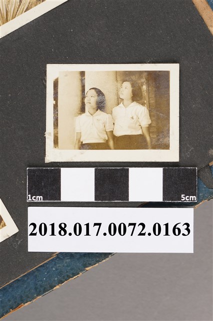 林何賽秋與國中同學 (共2張)