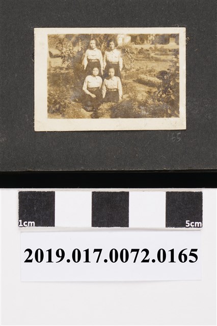 四名國中女學生 (共2張)