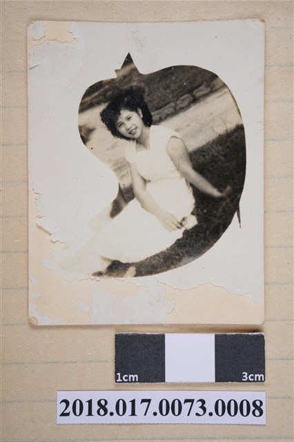 商林淑美坐在草地上 (共2張)