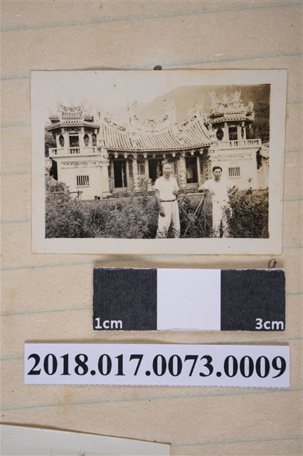 二男於半天岩紫雲寺 (共2張)