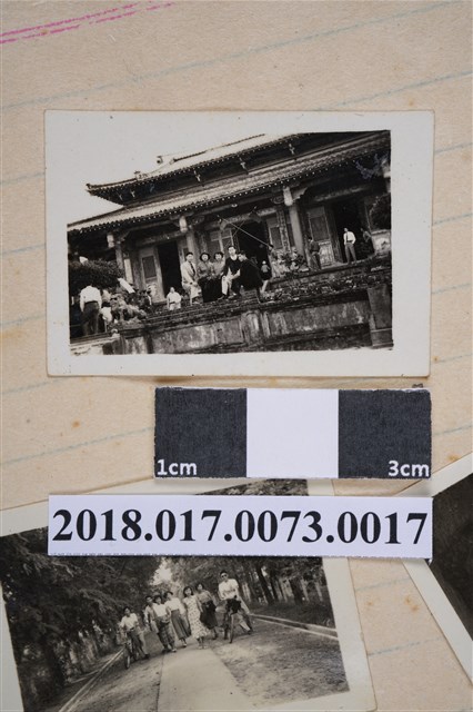 林坤佐與四名親友於關仔嶺大仙寺 (共2張)