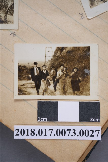 林坤佐與友人於產業道路 (共2張)