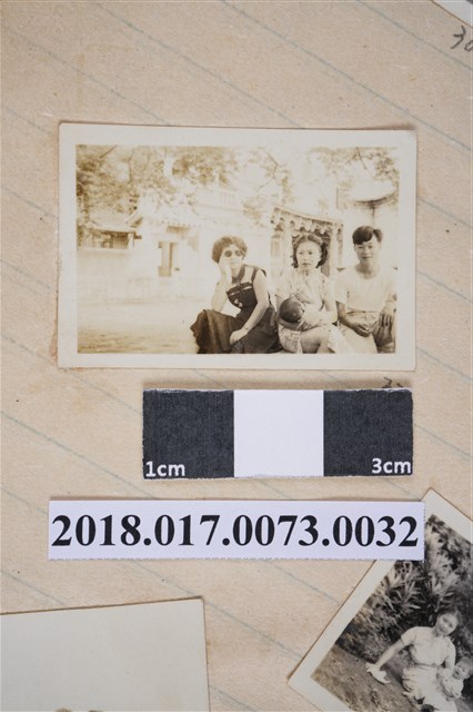 林坤佐與林何賽秋等四人於半天岩紫雲寺 (共2張)