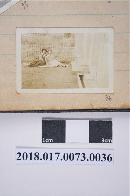 林何賽秋與商林淑美坐在半天岩紫雲寺草地上 (共2張)