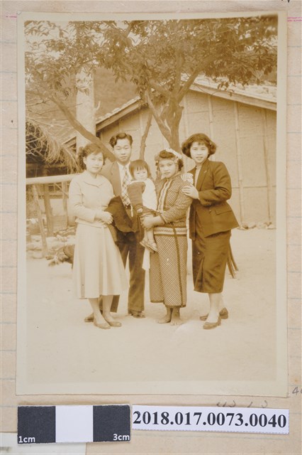 林坤佐與林何賽秋等五人於日月潭 (共2張)