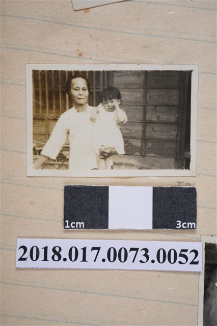 林陳葱抱著孫女林夙芬 (共2張)