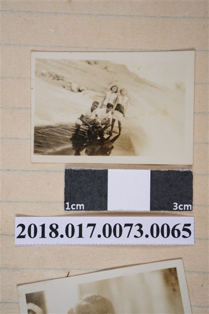 林坤佐與林何賽秋等四人於海邊 (共2張)