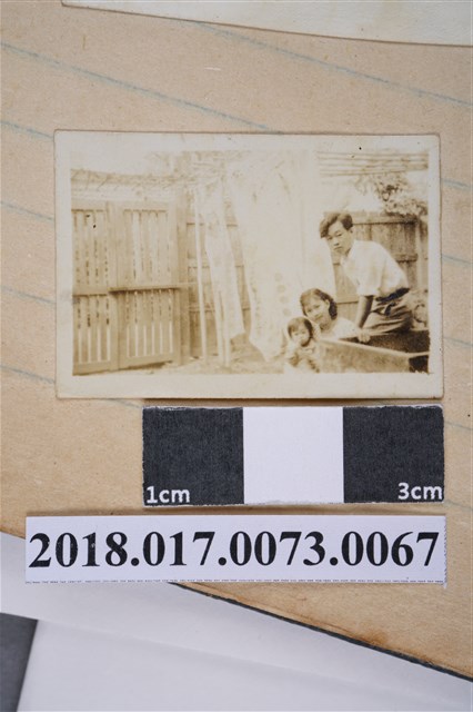 林坤佐與妻女合影於家中 (共2張)