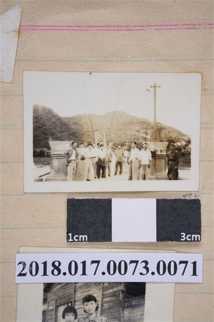 林坤佐與同事合影於鐵線橋 (共2張)