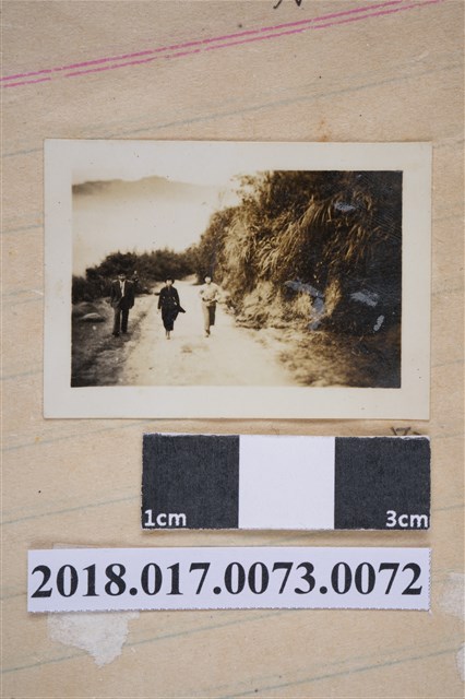 二女一男行走於山路 (共2張)