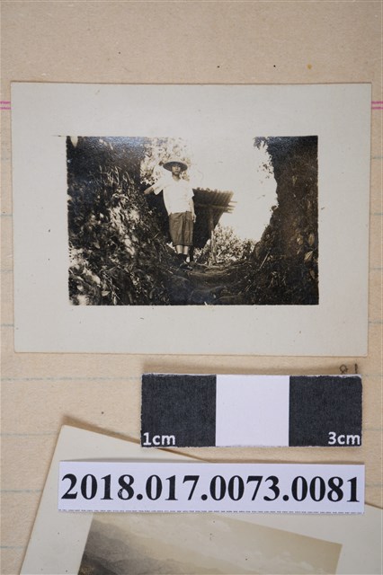 林坤佐站在工寮前 (共2張)