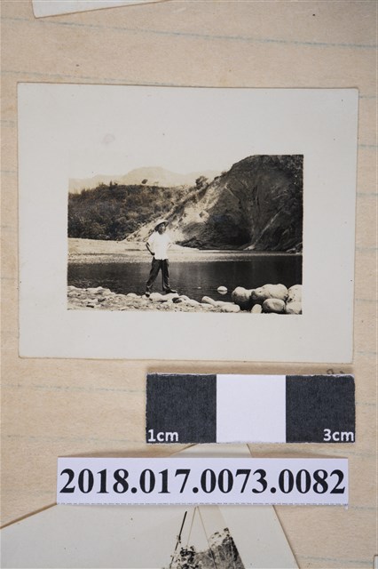 林坤佐站在一溪旁 (共2張)