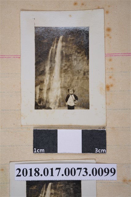 林夙芬於烏來瀑布 (共2張)