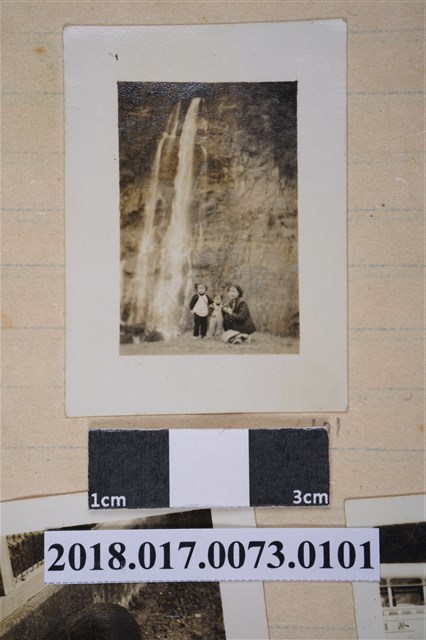 林何賽秋與林夙芬、林泓琇於烏來瀑布 (共2張)