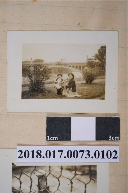 林何賽秋與林夙芬、林泓琇於圓山公園 (共2張)