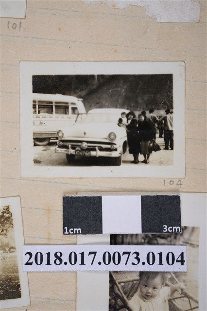 林何賽秋與林夙芬與商林淑美於汽車旁 (共2張)