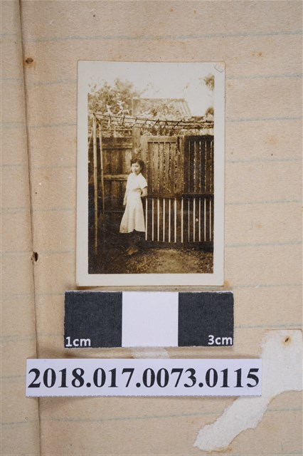 林何賽秋倚門而站 (共2張)