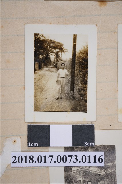 林坤佐站於電線桿旁 (共2張)