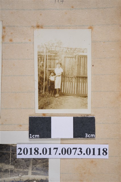 林何賽秋與女童倚門而站 (共2張)