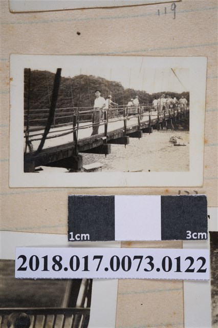 林坤佐於吊橋 (共2張)