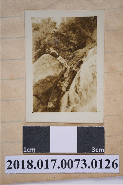 林坤佐站在溪床上 (共2張)