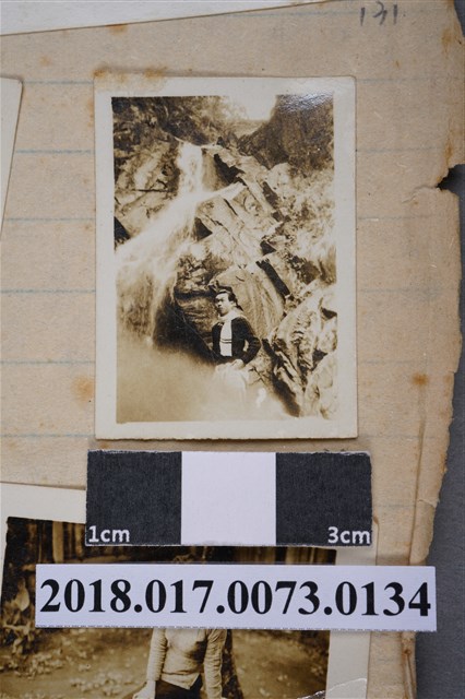 林坤佐站在瀑布前 (共2張)